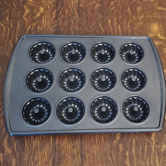 Wilton Mini Fluted Bundt Pan Baking Individual 12 Bundt Cakes - Picture 1 of 6
